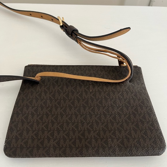 Michael Kors Monogram Waist Bag Size Medium - Picture 6 of 9